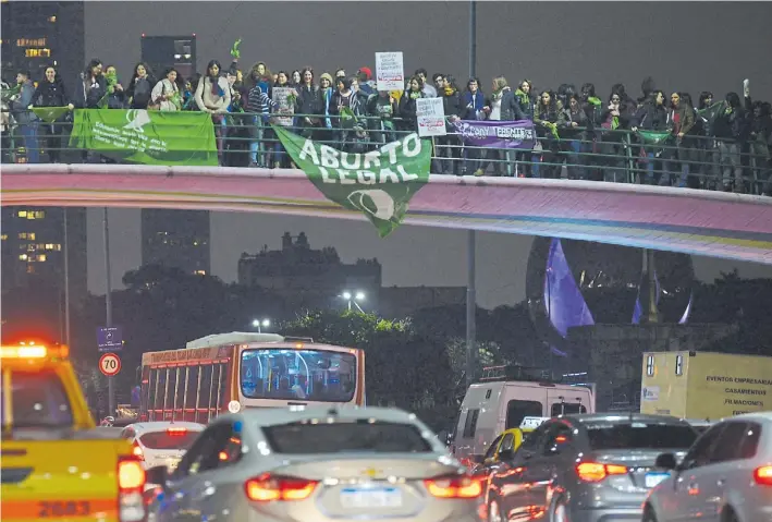  ?? FEDERICO IMAS ?? De verde. Con los emblemátic­os pañuelos de la campaña, estudiante­s de la Facultad de Derecho manifestar­on anoche su apoyo al proyecto de legalizaci­ón.