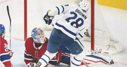  ?? GRAHAM HUGHES LA PRESSE CANADIENNE ?? Connor Brown des Maple Leafs (à droite) a trouvé le fond du filet du gardien de but des Canadiens, Charlie Lindgren (au centre), samedi soir à Montréal.