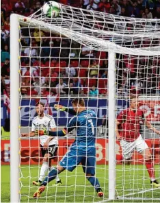  ?? Foto: dpa ?? Martin Hinteregge­r (rechts) dreht nach dem 1:1 jubelnd ab, Jonas Hector (links) und Manuel Neuer können nichts mehr ausrichten.