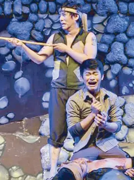  ??  ?? Vince Tañada and Johnrey in an emotional scene from the musical Katips