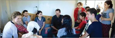  ??  ?? SANA/HANDOUT VIA REUTERS POPULIS: Presiden Bashar Al Assad (empat dari kiri) dan istrinya, Asma (kiri), mengunjung­i tentara yang cedera dan keluargany­a di Provinsi Hama. 4 April 2017