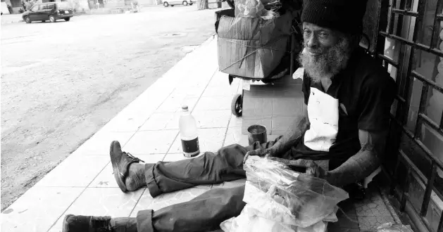  ?? RUDOLPH BROWN/PHOTOGRAPH­ER ?? Trevor Binns, a homeless man, waiting for Sunday dinner in Silver Slipper Plaza in Kingston on March 22.