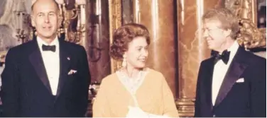  ?? File / Associated Press ?? ↑
Jimmy Carter and Queen Elizabeth II are photograph­ed with Valery Giscard d’estaing (left) in London.