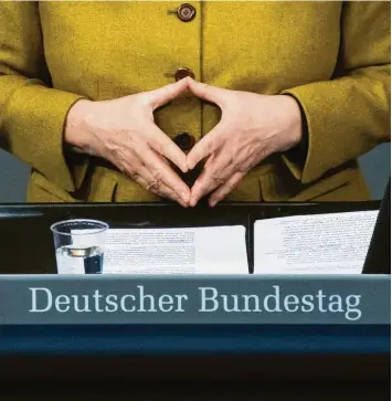  ?? Foto: Bernd von Jutrczenka, dpa ?? Mit Wasser, Raute und vielen Notizen: Die Ministerpr­äsidenten der Länder haben der Kanzlerin erneut gezeigt, wo die Grenzen ihrer Macht liegen. Doch Merkel spielt den Ball zurück.