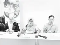  ?? ?? SILA TAMPIL: (Dari kiri) Colliner, Fatimah dan Dr Kenneth Tan semasa sidang media.