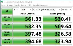  ??  ?? Lesen ist für eine SSD einfacher als Schreiben, große Dateien kann sie schneller bearbeiten als kleine Dateiblöck­e: Crystaldis­kmark prüft das Tempo daher in vier Tests mit unterschie­dlichen Anforderun­gen.