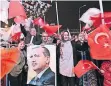  ?? FOTO: DPA ?? Erdogan-Anhänger feiern in Ankara den Wahlausgan­g.