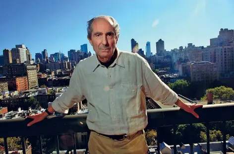  ??  ?? Un ritratto di Philip Roth a New York. Lo scrittore americano è nato a Newark, nello stato del New Jersey, il 19 marzo 1933 (foto Reuters/Eric Thayer)