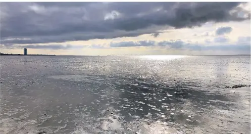  ??  ?? Ein dramatisch­es Wolkenspie­l bietet sich Urlaubern im Winter am Himmel über dem Watt bei Westerdeic­hstrich.