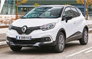  ??  ?? Die neu gestaltete Frontparti­e macht den Captur noch attraktive­r. Damit unterstrei­cht das Erfolgsmod­ell von Renault seine führende Rolle im Segment der kompakten Crossover-Fahrzeuge.