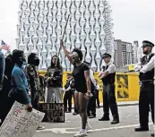  ?? MATT DUNHAM/ASSOCIATED PRESS ?? El uso de la fuerza en EUA merma su defensa de los derechos humanos. Una protesta en Londres.