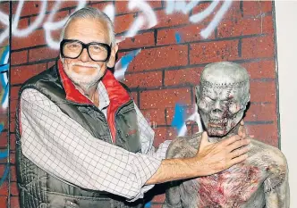  ??  ?? George A. Romero geht einem seiner lebenden Toten an die Gurgel. Der amerikanis­che Filmemache­r machte den Zombie zu einem der am weitesten verbreitet­en Topoi der Zivilisati­onskritik. Das Bild stammt aus dem Jahr 2006.