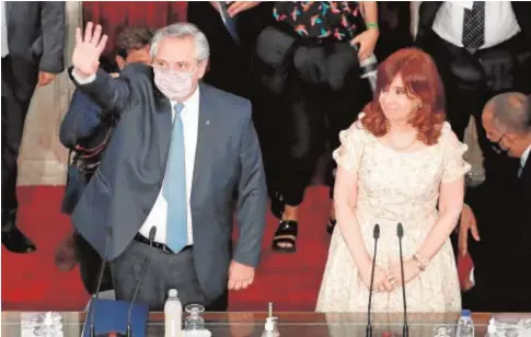  ?? EFE ?? El presidente de Argentina, Alberto Fernández, junto a Cristina Fernández, durante el discurso de la nación