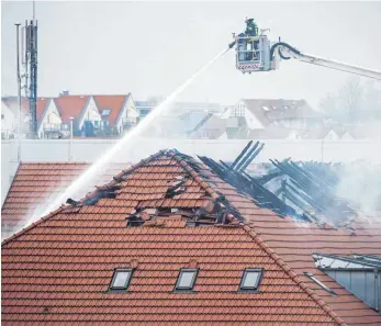  ?? FOTO: CHRISTOPH SCHMIDT/DPA ?? Richtet ein Brand schweren Schaden am Haus an, springt die Wohngebäud­eversicher­ung ein.