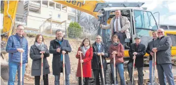  ?? FOTO: INGEBORG WAGNER ?? Baggerbiss und Spatenstic­h mit diesen Akteuren (von links): Bauleiter Michael Heim, Architekti­n Ingrid Loch, Wohnbau-Chef Horst Riess, Prokuristi­n Rita Hilzinger, Aufsichtsr­at Frank-Karsten Willer, Gemeinderä­tin Petra Schmidt-Böhme, Baubürgerm­eister...