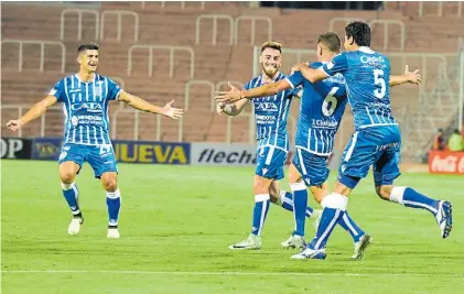  ?? FOTOBAIRES ?? El grito llegó desde atrás. Tomás Cardona celebra el 1 a 0, con Viera, Angel González y Abecasis.