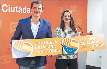  ?? FOTO: AFP ?? El presidente de Ciudadanos, Albert Rivera, junto a la líder Inés Arrimadas.