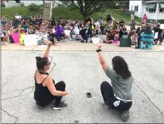  ?? PETE BANNAN - MEDIANEWS GROUP ?? Organizers Ashley Dolceamore an Taylor Shiflett kneel at the Glenolden Police Station for eight minutes and 46 seconds, the amount of time a police officer knelt on George Floyd’s neck before he died.