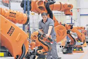  ?? FOTO: DPA ?? Ein Arbeiter beim Roboterher­steller Kuka in Augsburg.