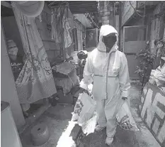  ??  ?? Residents in a compound in Barangay Pinyahan, Quezon City which was placed under special concern lockdown due to COVID-19 cases receive food aid on Sept. 15, 2021. The STAR / Michael Varcas