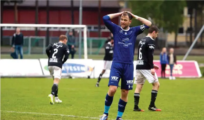  ?? FOTO: HÅVARD KARLSEN ?? Øyvind Gausdal fortviler etter et misbrukt Vindbjart-sjanse under kampen mot Fram Larvik lørdag. Bortelaget vant 2-1.