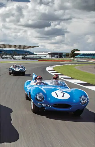  ??  ?? À gauche Le D-type Tour attaque le circuit de Silverston­e. L’ancienne demeure de Sir William Lyons, Wappenbury Hall, offre un décor parfait.