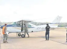  ??  ?? Una de las avionetas incautadas de un hangar de Pedro Juan Caballero, Amambay, en julio de 2015.