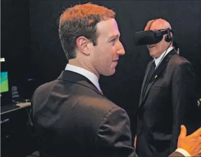  ?? PABLO PORCIUNCUL­A/POOL / EFE ?? Zuckerberg y el presidente de Perú, Pedro Pablo Kuczynski, con gafas de realidad virtual el sábado en Lima