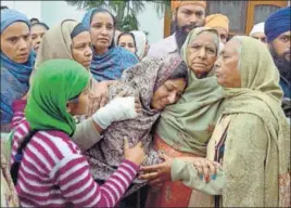  ?? SAMEER SEHGAL/HT ?? Mother Surjit Kaur (right) and wife Mandeep Kaur (centre) of Kanwaljit Singh who was killed in a road accident in Himachal’s Bilaspur district, during his cremation in Amritsar on Saturday.