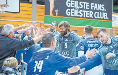  ?? FOTO: GÜNTER KRAM ?? Die VfB-Spieler bedanken sich bei ihren mitgereist­en Fans.