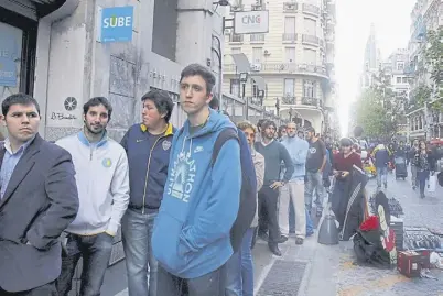  ?? DYN ?? Como en la calle Perú, hubo largas colas por las entradas; muchos no las consiguier­on