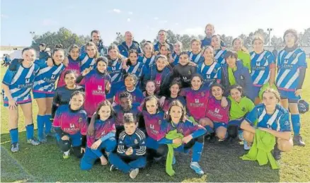  ?? Foto: Cedida ?? Jugadoras y cuerpo técnico de los dos conjuntos femeninos con los que cuenta el Cirbonero.