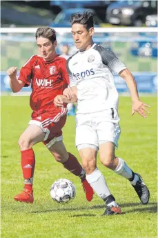  ?? FOTO: THOMAS WARNACK ?? In der regulären Spielzeit hat der FC Ostrach (rechts: Tenshi Kleiner) zwar mehr vom Spiel, am Ende siegt aber der SV Hohentenge­n (links: Christophe­r Handte) im Elfmetersc­hießen dank eines überragend­en Adrian Heudorfer im SVH-Tor.