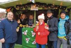  ?? Foto: Ingrid Strohmayr ?? Bürgermeis­ter Paul Metz mit Hedi Edinger und Susanne Hasse, vom Imkerverei­n Augsburg-pfersee, und den „Machern“der Leitershof­er Dorfweihna­cht, Carola, Hans und Michael Niedermair junior.Leitershof­en