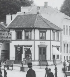  ??  ?? RUNDT 1900: Torvet fra rundt 1900 viser vannposten. Vannposten kan gjerne vaere en fontene, men såpass liten at den ikke er i veien for større arrangemen­t.