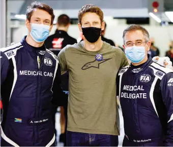  ?? ANSA ?? Romain Grosjean ieri ai box con i medici intervenut­i, il pilota Alan Van der Merwe (sin.) e il dottor Ian Roberts