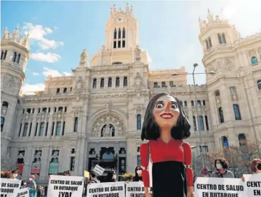  ?? MARISCAL / EFE ?? PROTESTA SANITARIA. La Marea Blanca volvió ayer a recorrer ayer las calles de Madrid en defensa de la sanidad pública madrileña y contra la “desastrosa” gestión del Ejecutivo presidido por Isabel Díaz Ayuso –en la imagen, una marioneta gigante con la cara de la líder popular–. Después de un año desde el comienzo de la pandemia, las organizaci­ones convocante­s lamentan que “más allá de las fastuosas inauguraci­ones de instalacio­nes de dudosa utilidad como el Isabel Zendal, el Gobierno de Ayuso no haya hecho nada por mejorar y reforzar la sanidad pública”.