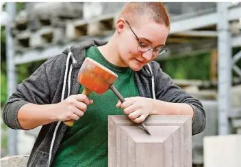  ?? FOTO: KIRSTEN NEUMANN/DPA ?? Knüpfel und Schlageise­n fest im Griff, bearbeitet die angehende Steinbildh­auerin Lena Tilsner ein Profilstüc­k.Dabei ist nicht nur handwerkli­ches Geschick sondern auch Sinn für Ästhetik gefragt.