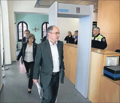  ?? MARC ARIAS / ARCHIVO ?? Ferran Falcó, el jefe de filas de CiU en Badalona, en primer término