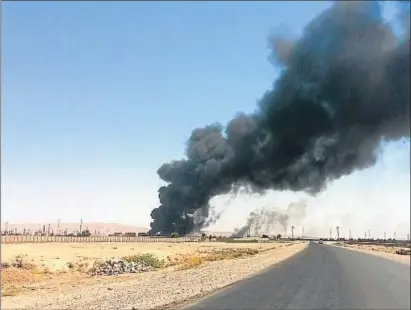  ?? AP ?? Una columna de fum s’eleva des de la refineria de Baiji, a uns 250 quilòmetre­s de Bagdad