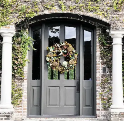  ?? Melissa Aguilar photos / Houston Chronicle ?? Fall is a great time to evaluate front door and front porch decoration­s.