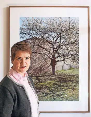  ?? FOTO: HANS-JÜRGEN BAUER ?? Aus Natur wird Kunst: Die Fotografin Simone Nieweg vor einem in Blüte stehenden gepfropfte­n Kirschbaum, den sie im französisc­hen Örtchen Ay aufgespürt und zum Bildgegens­tand erhoben hat.