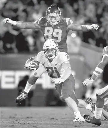  ?? Wally Skalij Los Angeles Times ?? WASHINGTON STATE running back Max Borghi breaks loose for a big gain in the second quarter Friday.