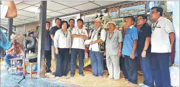  ??  ?? Sharbini (sixth right) presents the RM20,000 donation to Tony, representi­ng BLNA.