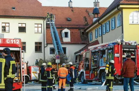  ?? Foto: Marcus Merk ?? Ein Großaufgeb­ot der Feuerwehre­n rückte vor einer Woche nach Emersacker aus, um das Feuer in einem Teil des Schlosses zu löschen. Laut Polizei entstand ein Schaden von rund eineinhalb Millionen Euro.
