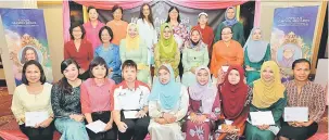  ??  ?? KEBANGGAAN SARAWAK: Fatimah (baris tengah, tengah) bersama Rosey (baris tengah, tiga kanan) dan Noriah (baris tengah, tiga kiri) merakam kenangan bersama personalit­i buku ‘Sarawak Women In Sports’...their achievemen­ts, nation’s pride di sebuah hotel di...