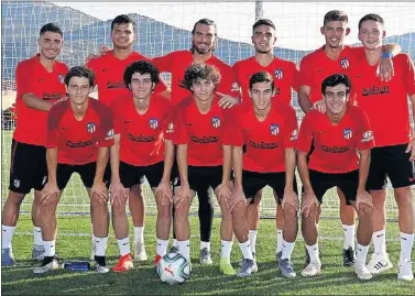  ??  ?? DE LA ACADEMIA. Diez canteranos han participad­o en la pretempora­da. Garcés posa con ellos.