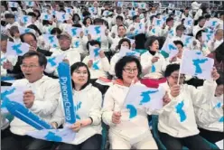  ??  ?? UNIDOS. Fans coreanos posan con la bandera de la unificació­n.