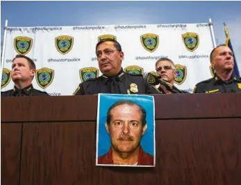  ?? Mark Mulligan / Staff photograph­er ?? Chief Art Acevedo says Joseph James Pappas is wanted in the slaying of Dr. Mark Hausknecht.