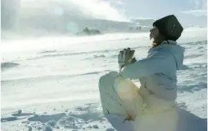  ??  ?? En pratiquant le taï-ski ou la rando-yoga, on n’est pas loin de l’illuminati­on. Et la réverbérat­ion n’y est pour rien.